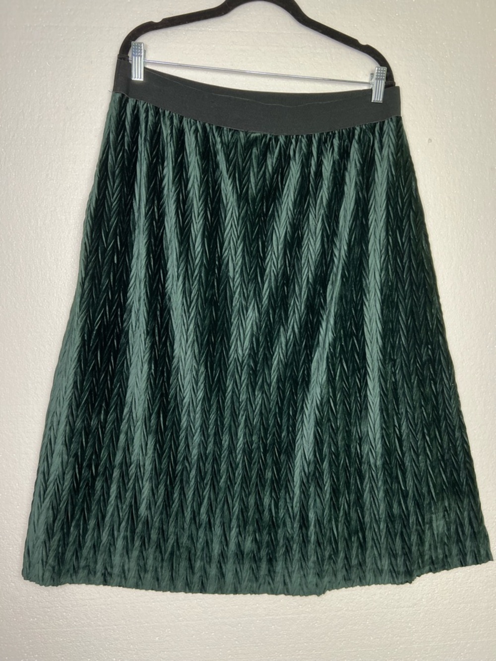 The Pyramid Collection emerald green velvet skirt size L